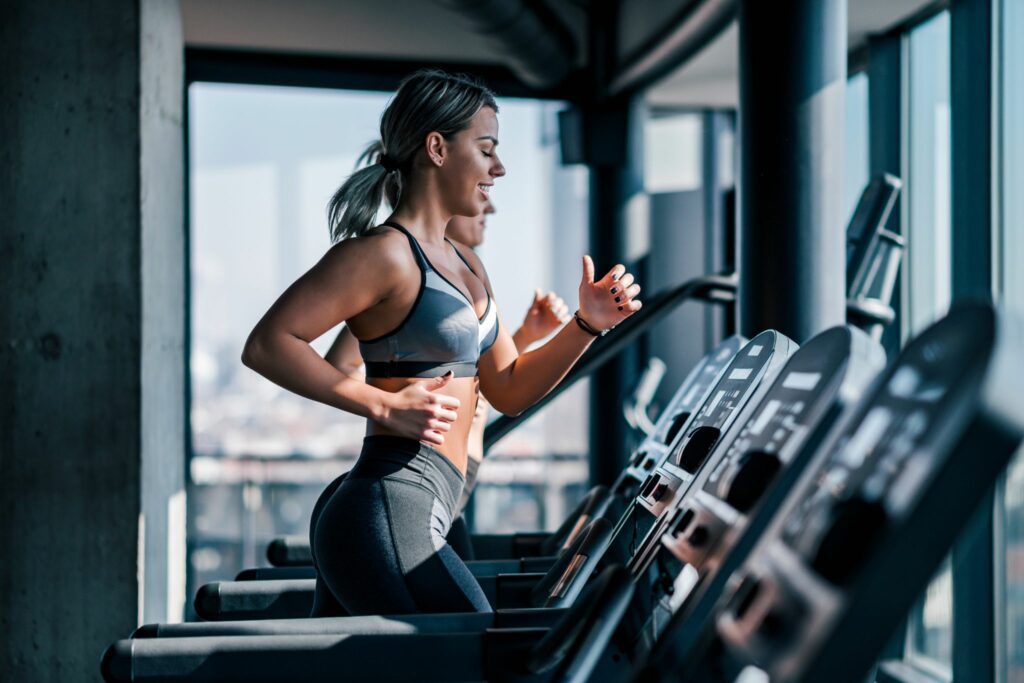 afbeelding-van-dames-op-loopband-die-interval-training-doen