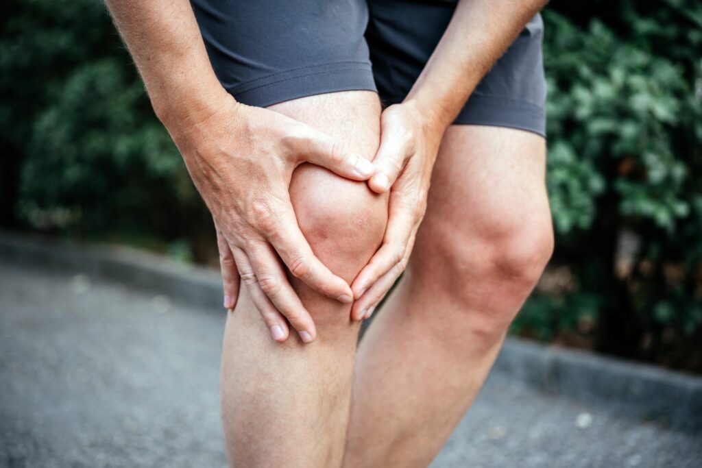 afbeelding-van-man-die-grijpt-naar-zijn-knie-door-impact-hardlopen-op-loopband