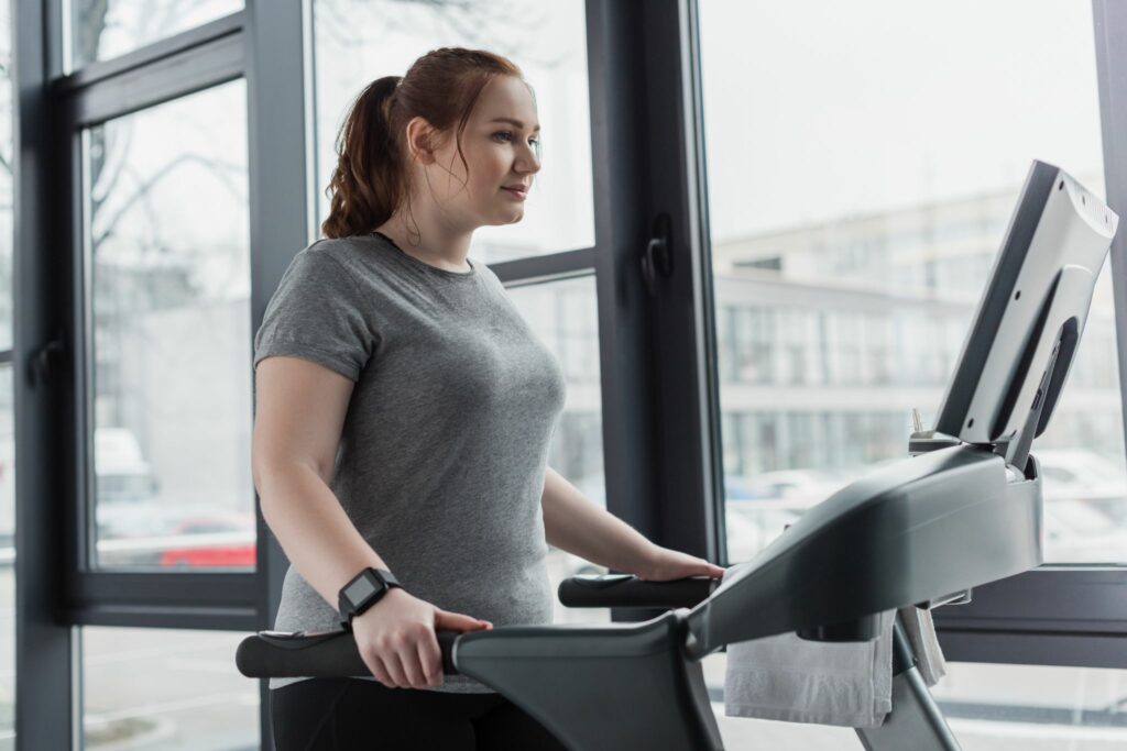 afbeelding-van-vrouw-die-probeert-af-te-vallen-met-interval-training-op-loopband